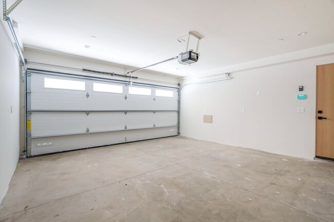 Building Photo - 1859 Barry Ave