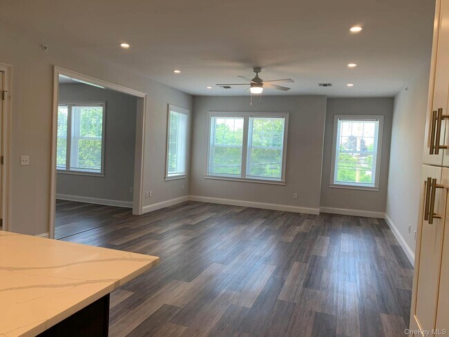 Building Photo - 840 Montauk Hwy