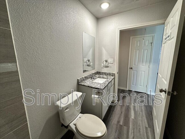 Building Photo - 1310 Sabine St