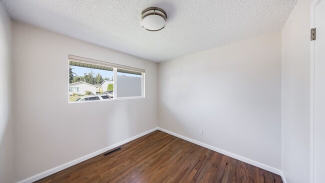 Building Photo - 3 Bed 1 Bath - Hardwood Floors - Pet Frien...