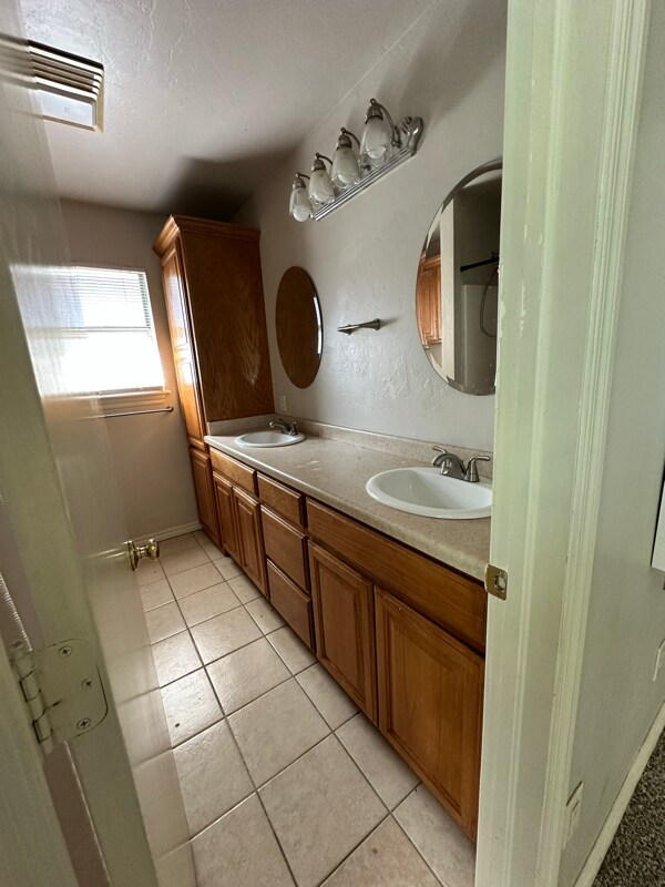 Building Photo - 2614 Silvertree Dr