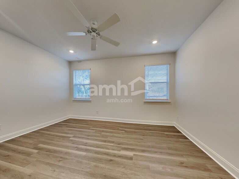 Building Photo - 106 Trevino Dr