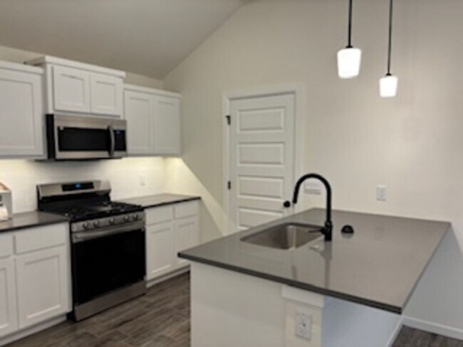 Building Photo - New Home! 1st month free!