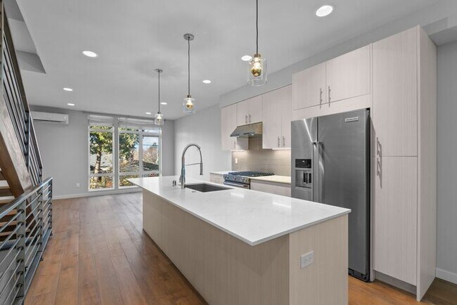 Building Photo - Stunning AIR CONDITIONED Alki Townhome w/ Rooftop Ocean View