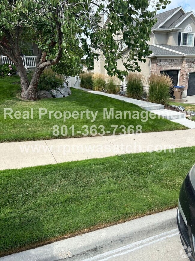 Building Photo - Don't miss out on this gorgeous and spacio...