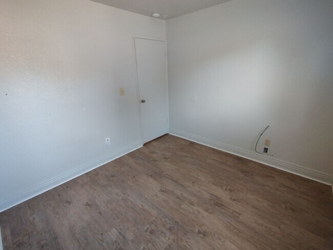 Building Photo - 939 Claremont Ct