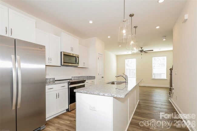 Building Photo - 1005 S Msn Ln