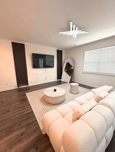 Building Photo - 280 Silvermoon Dr