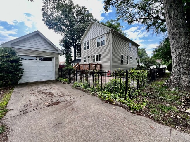 Building Photo - Gorgeous Home in the heart of Bayview Beach