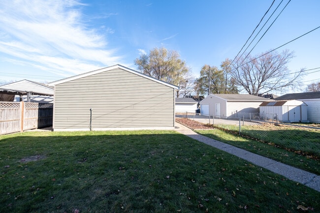 Building Photo - 3531-2 1/2 2 1/2 St NE