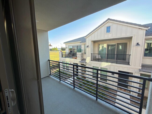 Building Photo - 2897 E Tamarind Dr