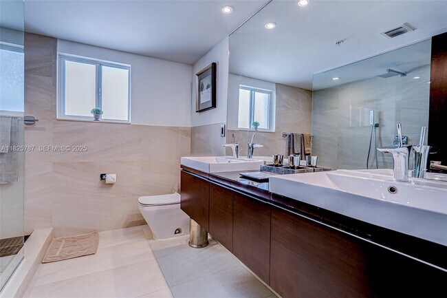 Building Photo - 1701 Sunset Harbour Dr