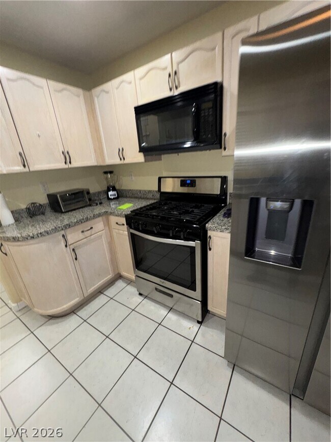 Building Photo - 7842 W Gilmore Ave