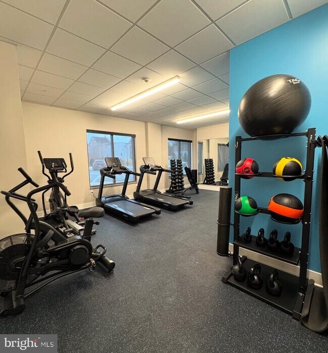 Building Photo - 624 Main St