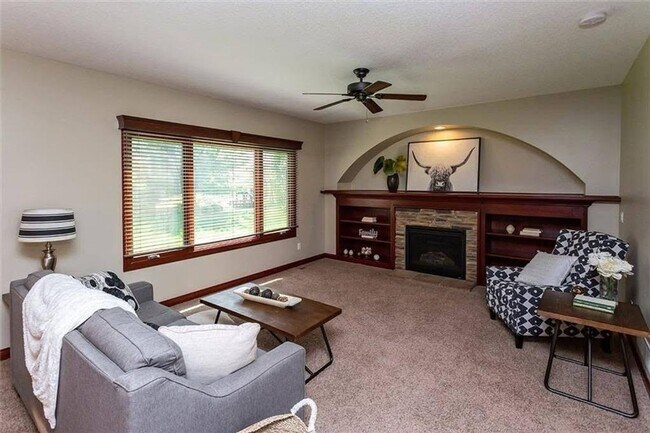 Building Photo - Spacious 5BR House in Johnston