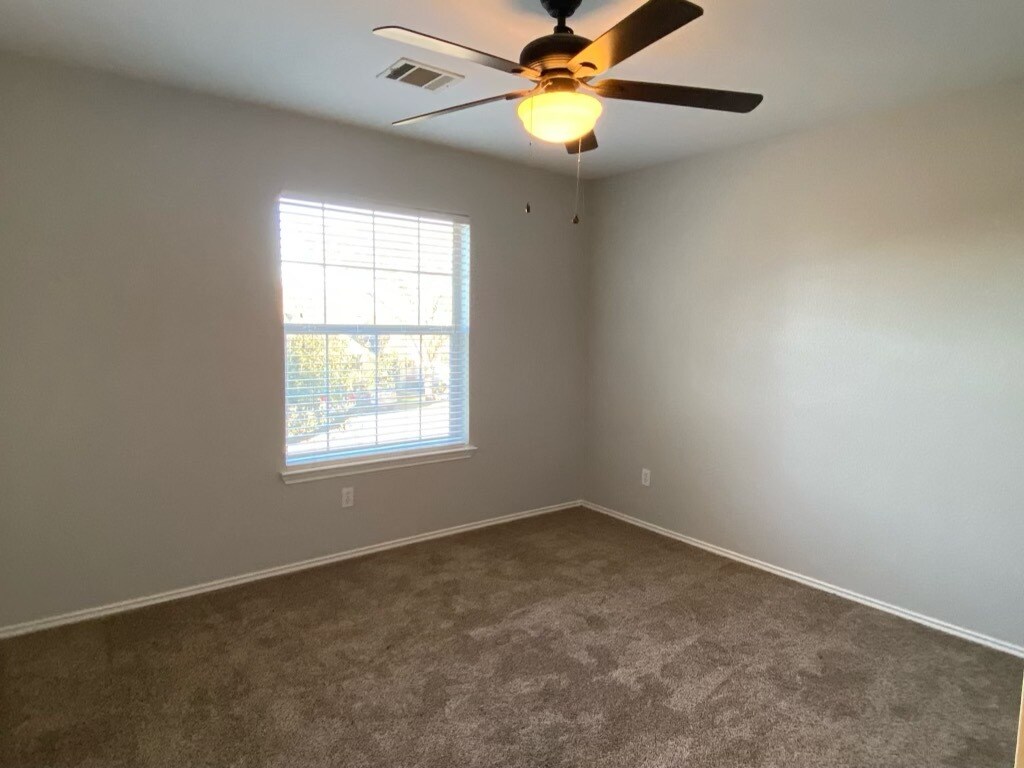 Building Photo - 2326 Clover Ridge Dr