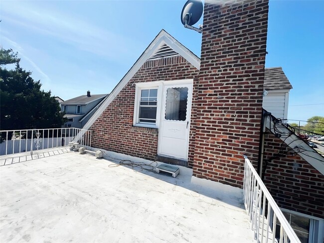 Building Photo - 35 Hicks St