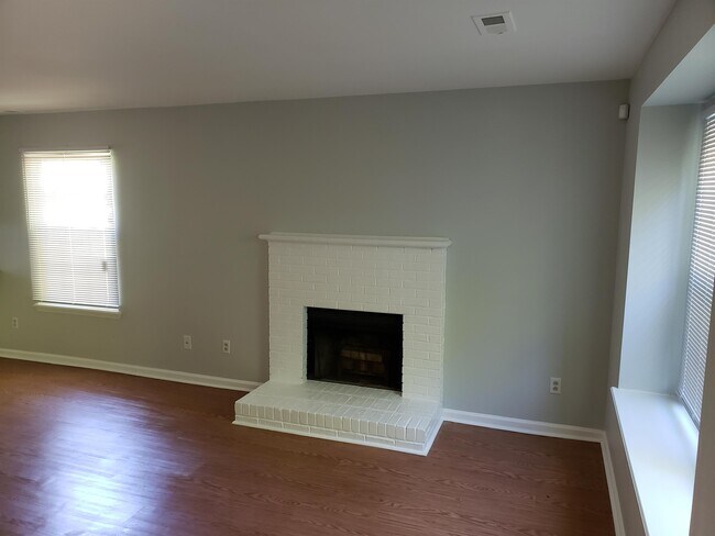 Building Photo - 3908 Briarhill Dr