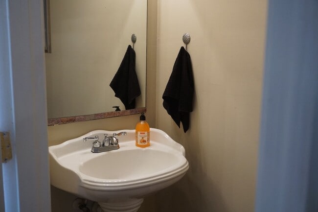 Building Photo - Spacious town home in west Jacksonville