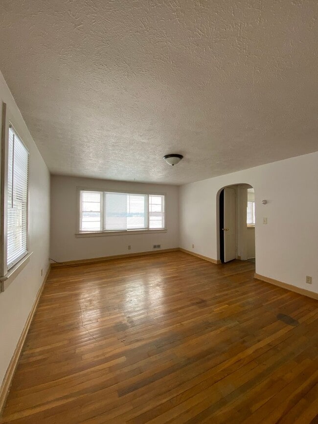 Building Photo - 748 N Lake St