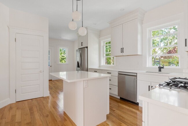 Building Photo - 105 Fayerweather St