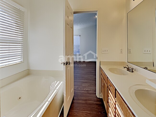 Building Photo - 2498 Port Kembla Dr