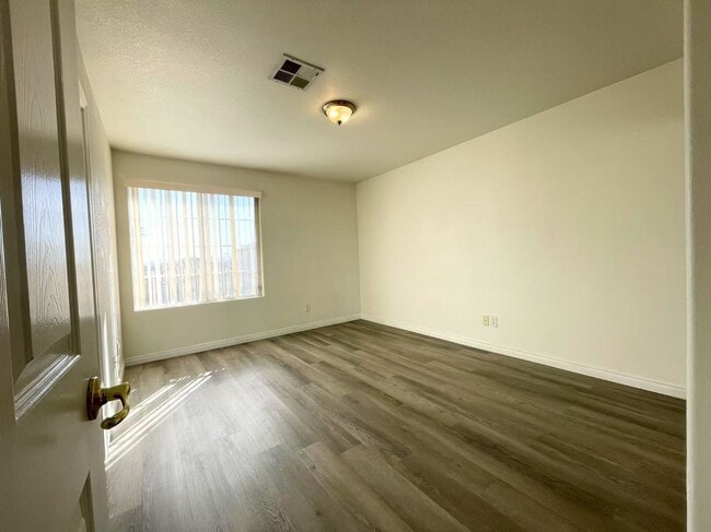 Building Photo - Comfortable  two story single house