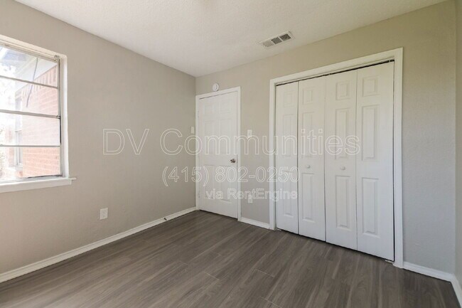 Building Photo - 4850 Bedford Dr