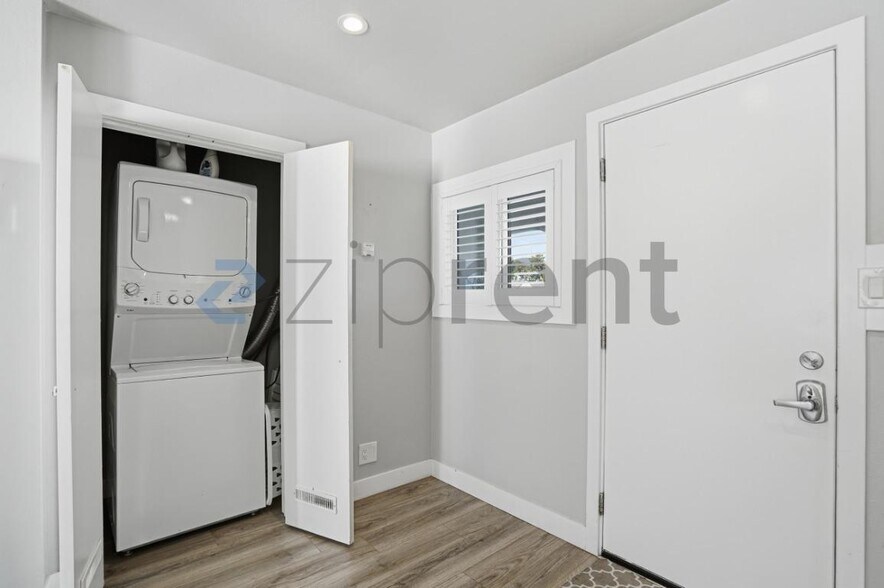 Building Photo - 10 27th Ave