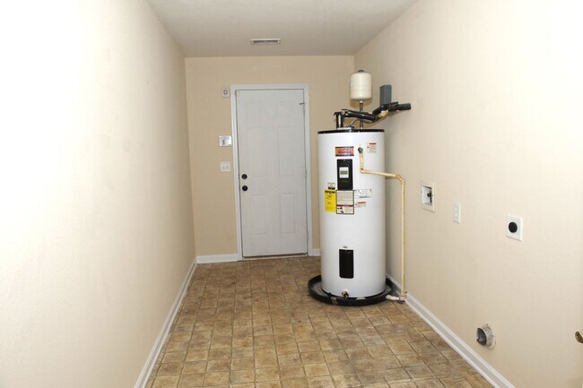 Building Photo - Move-In Special!