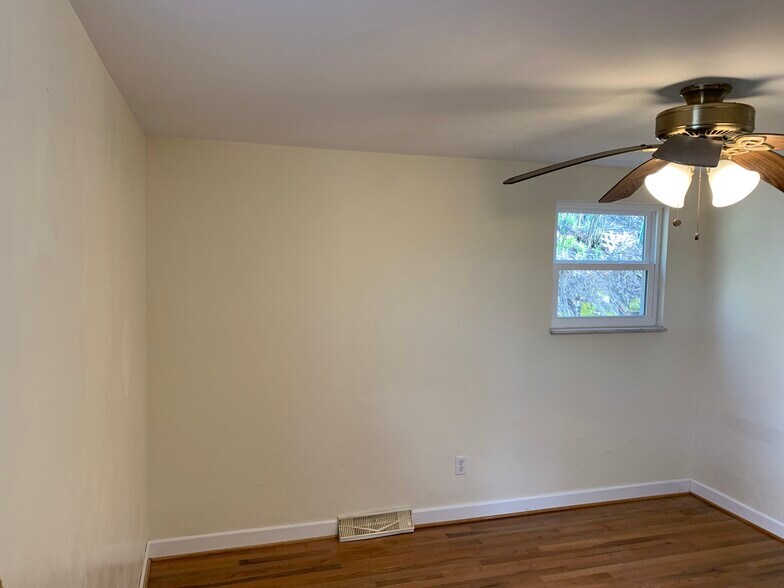 Building Photo - 4268 Sample Ct