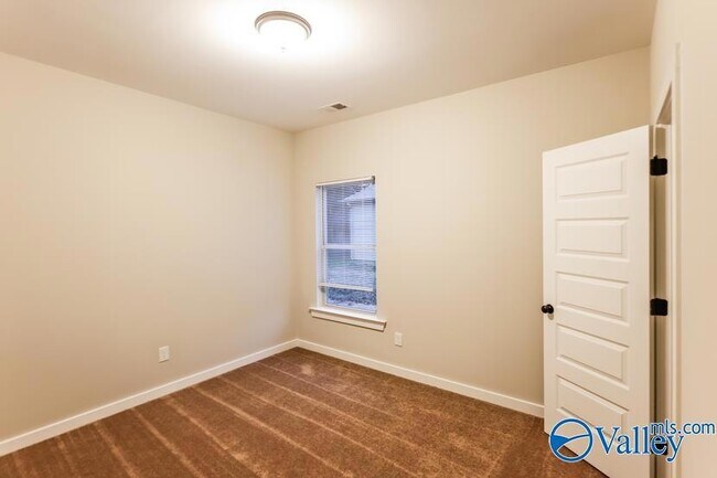 Building Photo - 611 White Oak Cir