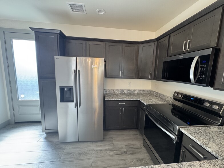 Building Photo - 3112 N Navajo Dr