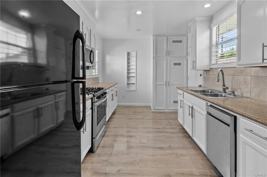 Building Photo - 12753 Oxnard St