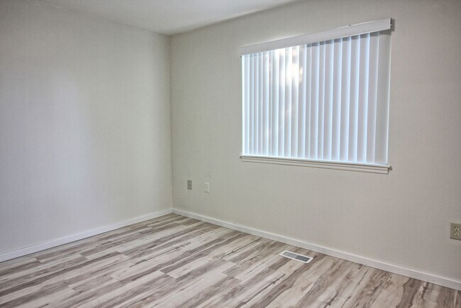 Building Photo - Updated and Renovated Ground Floor Condo f...