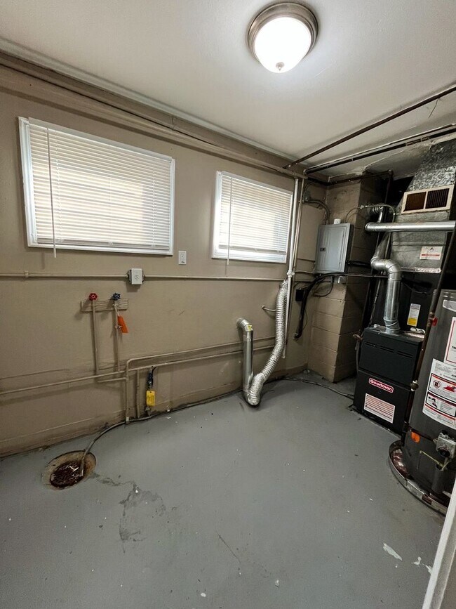 Building Photo - Spacious 2 bedroom home for Rent