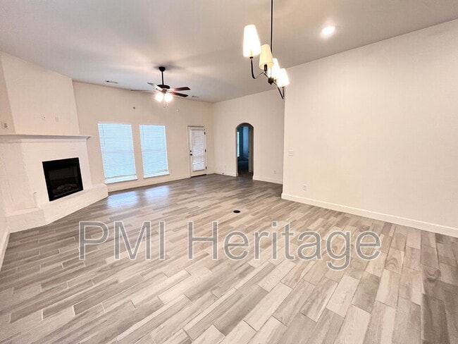 Building Photo - 6002 NW Meade St