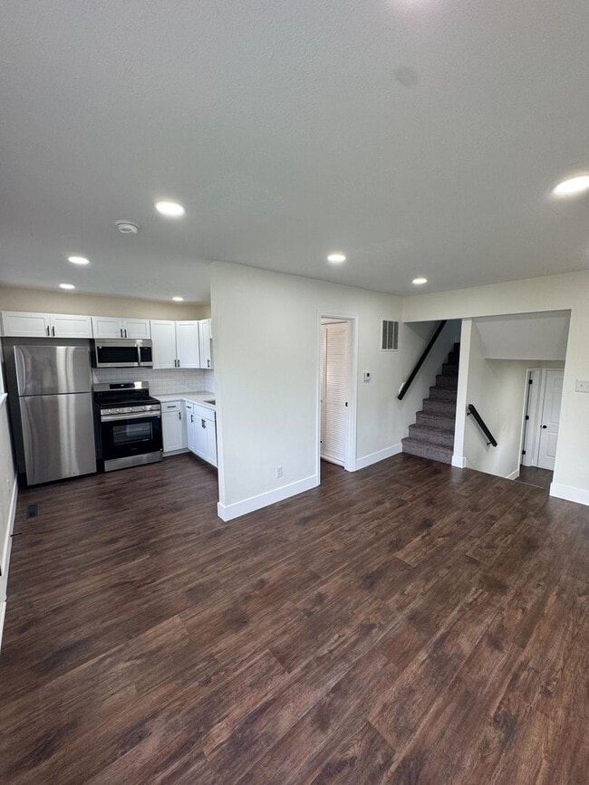 Building Photo - Spacious 4 Bedroom, 2 Bath Home Close to OWU!