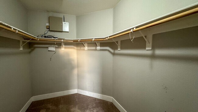 Building Photo - 4-bed, 2.5 bath, 2,498 sq ft home in Mount...