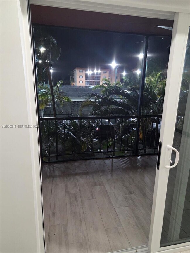 Building Photo - 660 Tennis Club Dr