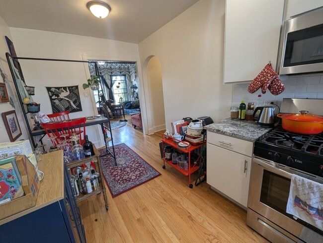 Building Photo - Newly Renovated 1 Bedroom in Rogers Park/L...
