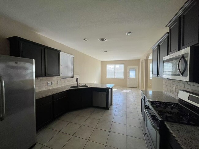 Building Photo - Spacious 4-Bedroom Family Home with Open F...
