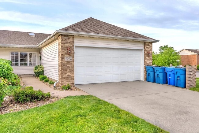 Building Photo - 1742 Dogwood Dr