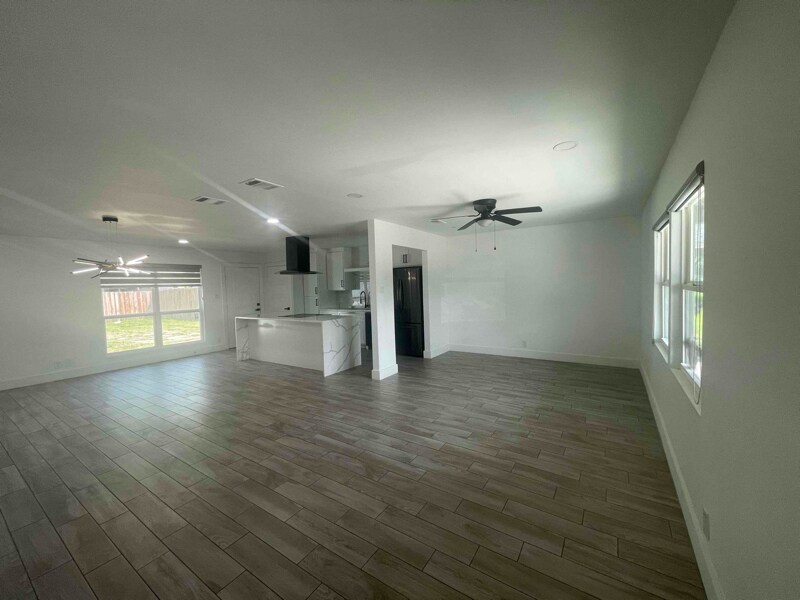 Building Photo - 11930 High Valley Dr