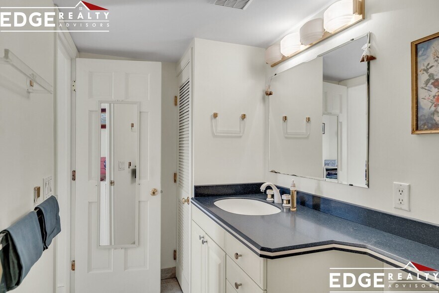 Building Photo - 1802 Beacon St