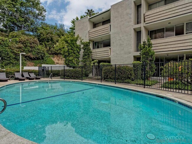 Building Photo - 2510 Torrey Pines Rd