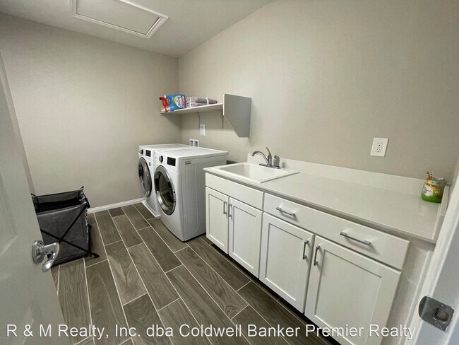 Building Photo - 12483 Point Sierra St