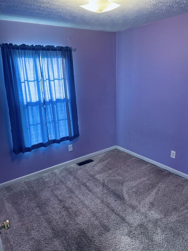 Building Photo - Beautiful 3 Bed, 3 Bath Home in Burlington – Finished Basement, 2-Car Garage & Fenced Yard!