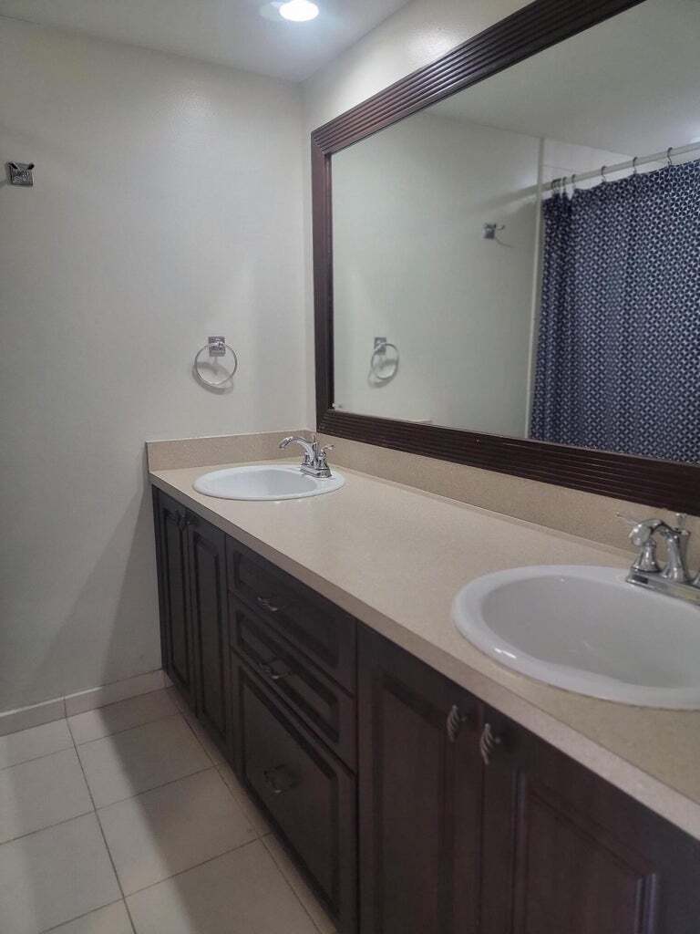 Building Photo - 727 7th Way