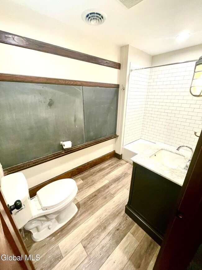 Building Photo - 34 William St